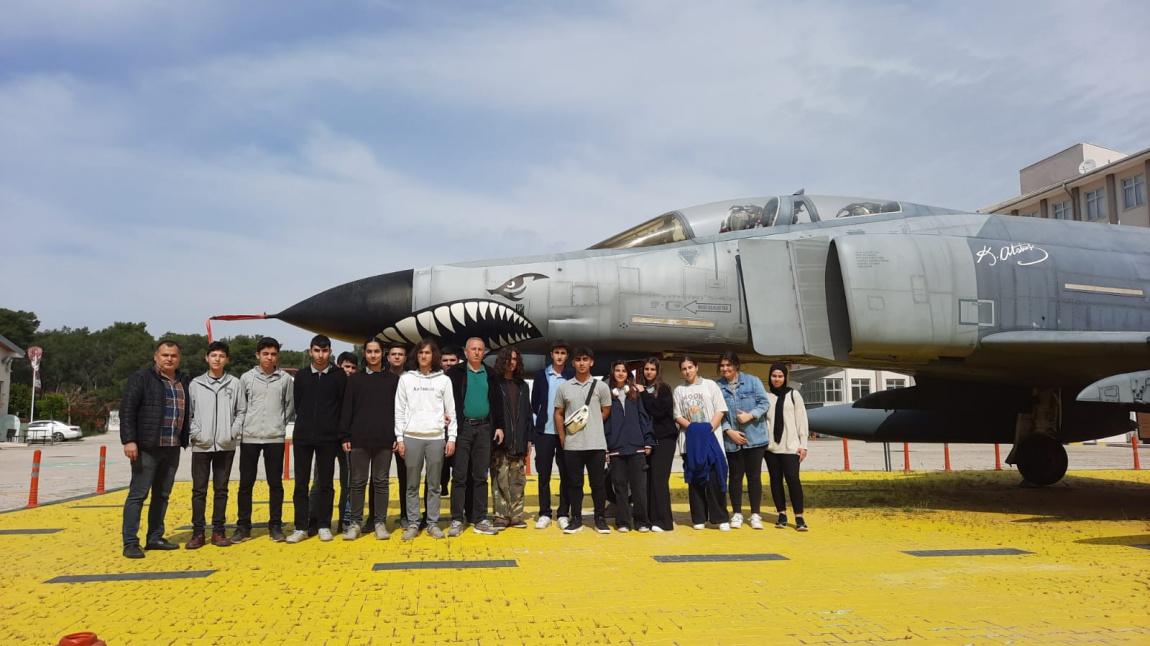 Havacılık klubü öğrencilerimiz Aksu Havacılık Meslek Lisesi ne geziye götürüldü.